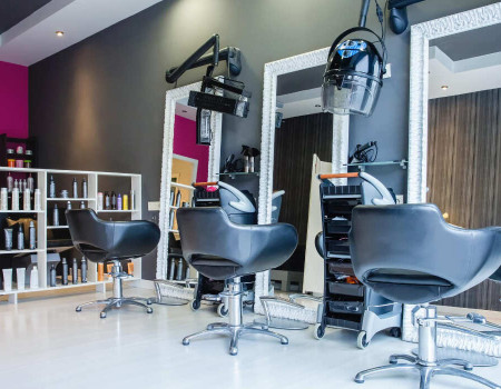 Profesjonalnie oświetlony salon fryzjerski