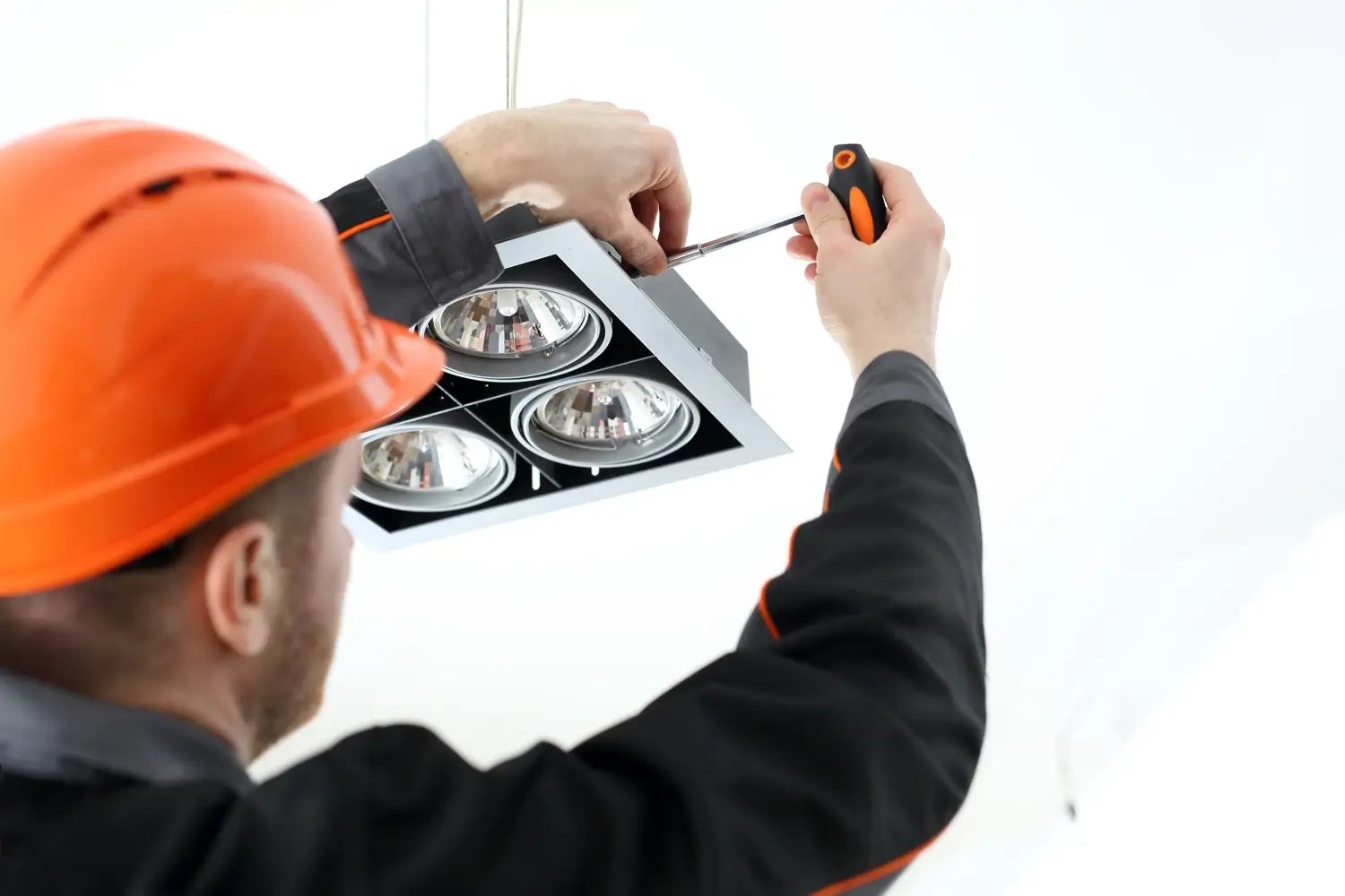 Montaż opraw oświetleniowych LED  od producenta